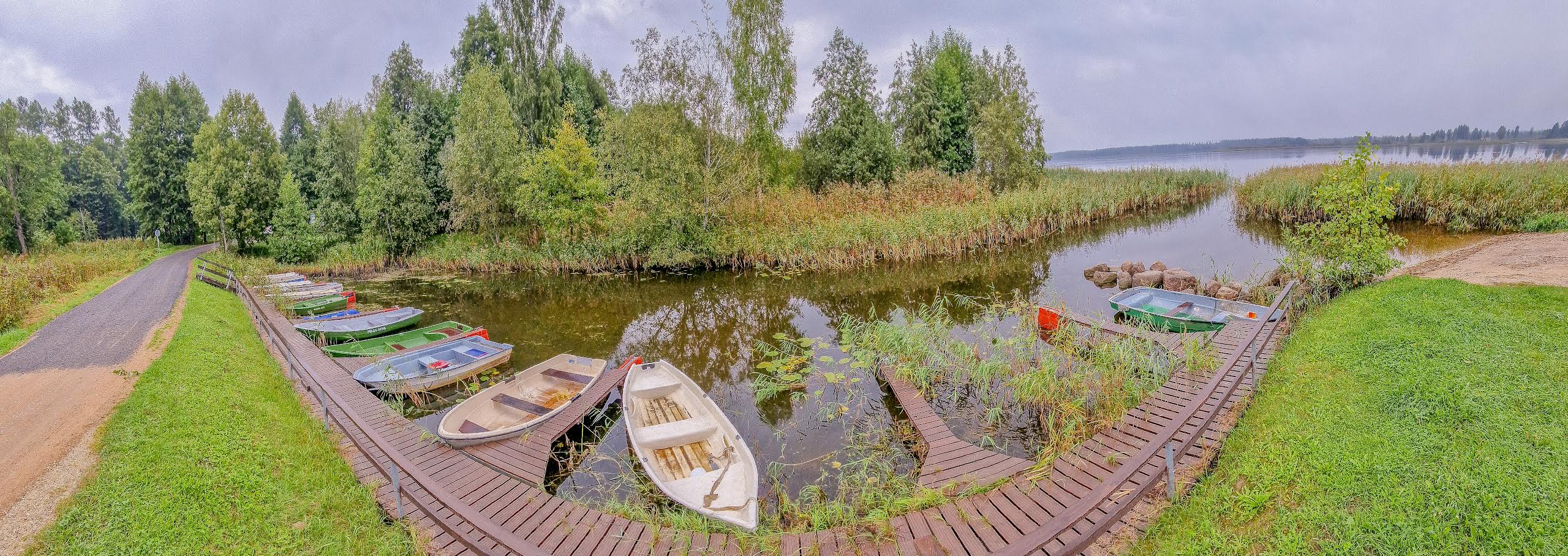 Vagula järve ääres Järvere külas asuv paatide veeskamise ala on viimasel ajal tühi. Kalamehed ei julge rehvitorkaja hirmus enam siia oma sõidukeid parkida. Tavapärasel ajal oli siinsel ala oma 15 sõidukit korraga. Ohvrid on lubanud süüdlase tabajale välja panna vaevatasu 500 eurot. Kõigil soovijatel, kellel on infot, palutakse helistada toimetuse telefonil 78 23690 (E–R 8–16), millelt edastatakse kontaktnumber otseseks suhtluseks. Fotod: AIGAR NAGEL